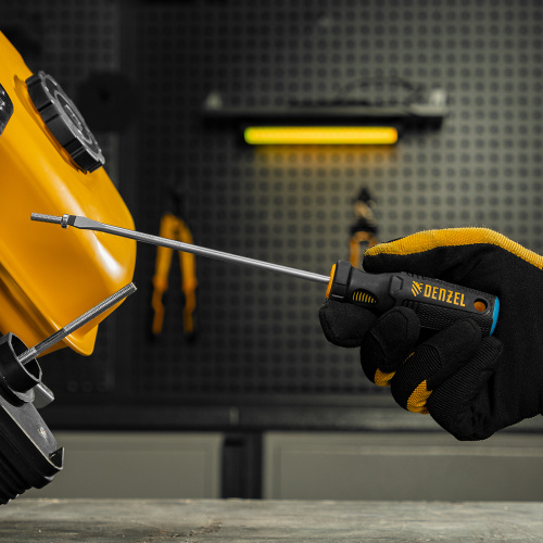 Отвертка SL4х100 мм, CrV, трехкомпонентная рукоятка Denzel по ценам производителя в Челябинске с доставкой по всей России