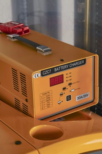 Штабелер самоходный 1,5 т 5,6 м XILIN CDDR15-III 24/200 В/Ач (сопровождаемый) по ценам производителя в Челябинске с доставкой по всей России