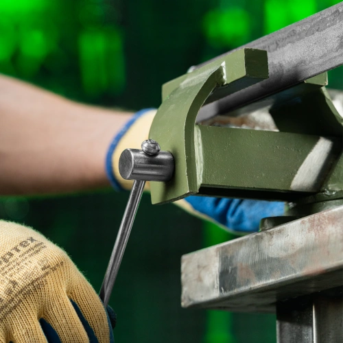 Тиски слесарные, 100 мм, стальные, поворотные Сибртех по ценам производителя в Челябинске с доставкой по всей России