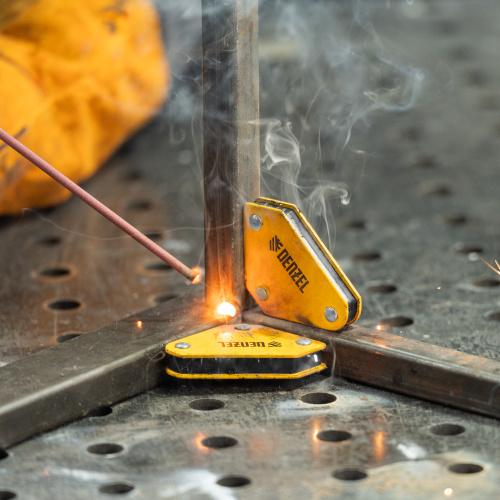 Набор из 2 магнитных сварочных фиксаторов и магнитной клеммы "масса" Denzel по ценам производителя в Челябинске с доставкой по всей России