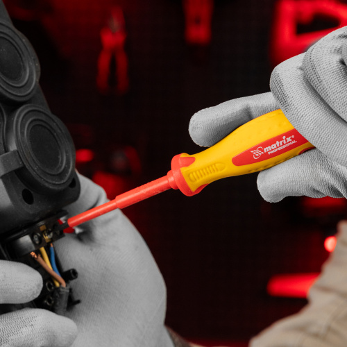 Отвертка Insulated, SL3 x 80 мм, CrMo, до 1000 В, двухкомпонентная рукоятка Matrix Professional по ценам производителя в Челябинске с доставкой по всей России