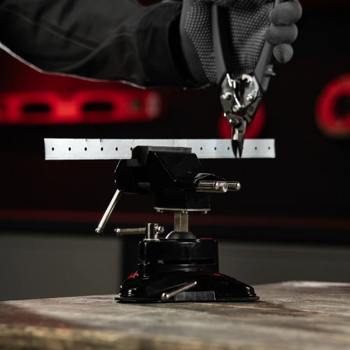 Тиски настольные, резиновая вакуумная присоска, шарнирный механизм, ширина рабочих губок 70 мм Matrix по ценам производителя в Челябинске с доставкой по всей России