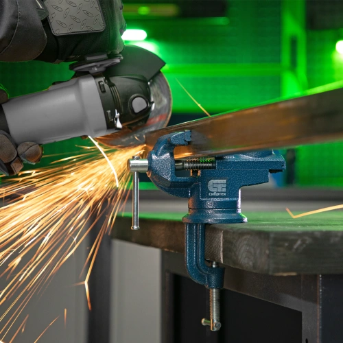 Тиски слесарные, настольные, поворотные, ширина рабочих губок 65 мм, наковальня Сибртех по ценам производителя в Челябинске с доставкой по всей России