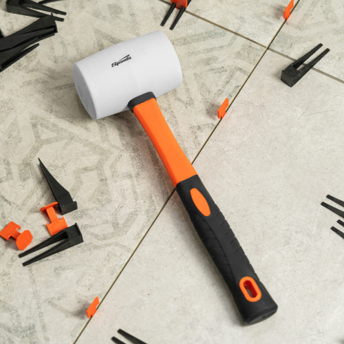 Киянка резиновая, 680 г, белая резина, фибергласовая рукоятка Sparta по ценам производителя в Челябинске с доставкой по всей России