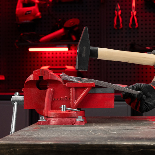 Тиски слесарные, 125 мм, поворотные, с наковальней Matrix по ценам производителя в Челябинске с доставкой по всей России