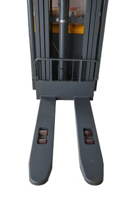 Штабелер самоходный 1,5 т 5,6 м XILIN CDDR15-III 24/200 В/Ач (сопровождаемый) по ценам производителя в Челябинске с доставкой по всей России