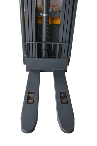 Штабелер самоходный 1,5 т 5,6 м XILIN CDDR15-III 24/200 В/Ач (сопровождаемый) по ценам производителя в Челябинске с доставкой по всей России