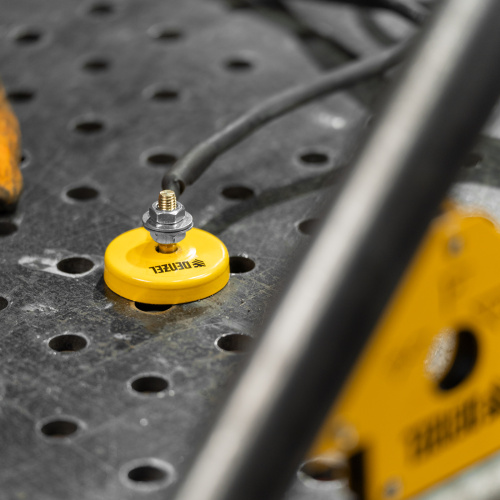 Набор из 2 магнитных сварочных фиксаторов и магнитной клеммы "масса" Denzel по ценам производителя в Челябинске с доставкой по всей России