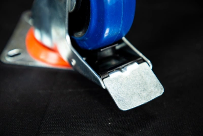 Колесо поворотное резина SRCLb 42 100 мм с тормозом (N) по ценам производителя в Челябинске с доставкой по всей России