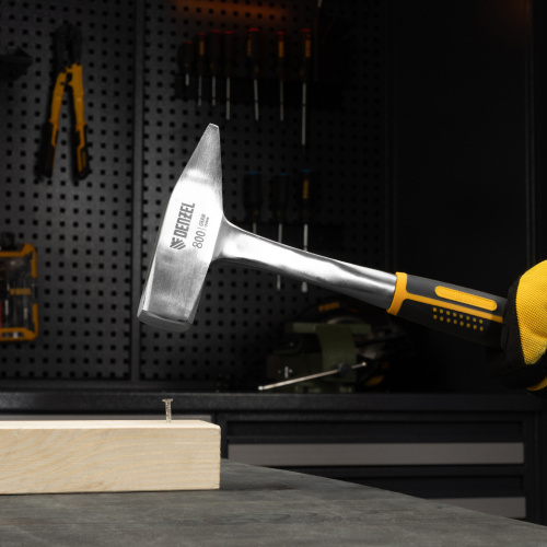 Молоток слесарный 800 г, цельнометаллический, двухкомпонентная рукоятка Denzel по ценам производителя в Челябинске с доставкой по всей России