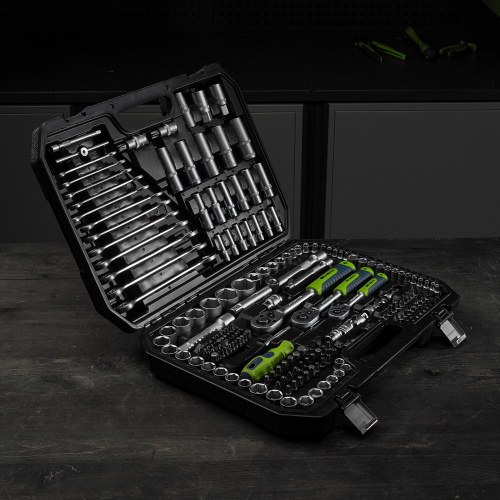 Набор инструментов, 1/2", 3/8", 1/4", пластиковый кейс 215 предм. Сибртех по ценам производителя в Челябинске с доставкой по всей России