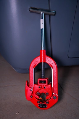 Труборез с хомутной защелкой TOR GH2S для стальных труб 1/2"- 2 1/2" по ценам производителя в Челябинске с доставкой по всей России