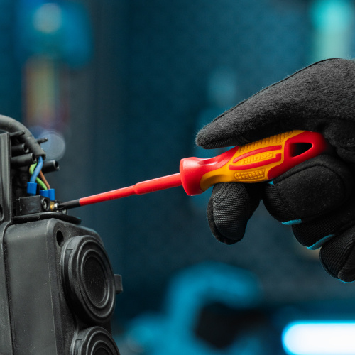 Набор отверток диэлектрических до 1000 В, 8 шт, тестер, CrMo, двухкомпонентные рукоятки Gross по ценам производителя в Челябинске с доставкой по всей России