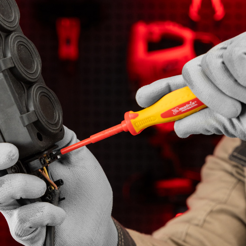 Набор диэлектрических отверток 7 шт, до 1000 В, пробник электрический до 250 В, двухкомпонентные рукоятки Matrix Professional по ценам производителя в Челябинске с доставкой по всей России