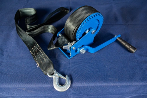 Лебедка ручная барабанная с лентой  0,5т 20 м оцинкованная TOR LHW по ценам производителя в Челябинске с доставкой по всей России