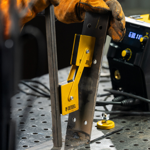 Фиксатор магнитный регулируемый для сварочных работ усилие 50 LB Denzel по ценам производителя в Челябинске с доставкой по всей России