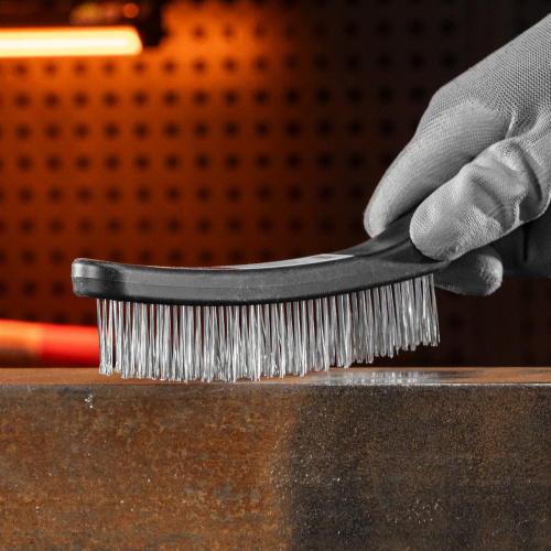 Щетка четырехрядная металлическая с пластмассовой ручкой Sparta по ценам производителя в Челябинске с доставкой по всей России