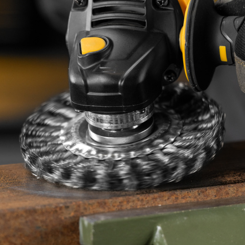 Щетка для УШМ, 125 мм, "Плоская", крученая нержавеющая проволока 0.5 мм, посадка 22.2 мм Denzel по ценам производителя в Челябинске с доставкой по всей России