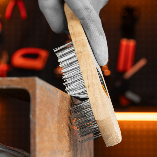 Щетка пятирядная металлическая с деревянной ручкой Sparta по ценам производителя в Челябинске с доставкой по всей России