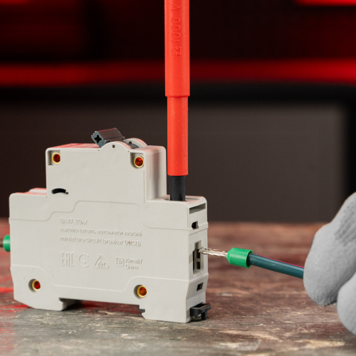 Отвертка Insulated, PH2 x 100 мм, CrMo, до 1000 В, двухкомпонентная рукоятка Matrix Professional по ценам производителя в Челябинске с доставкой по всей России