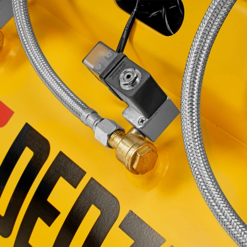 Компрессор безмасляный, малошумный DLS 1800/100,1800 Вт, 3x600, 100 л, 345 л/мин Denzel по ценам производителя в Челябинске с доставкой по всей России