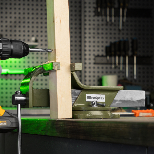 Тиски слесарные, 200 мм, стальные, поворотные Сибртех по ценам производителя в Челябинске с доставкой по всей России