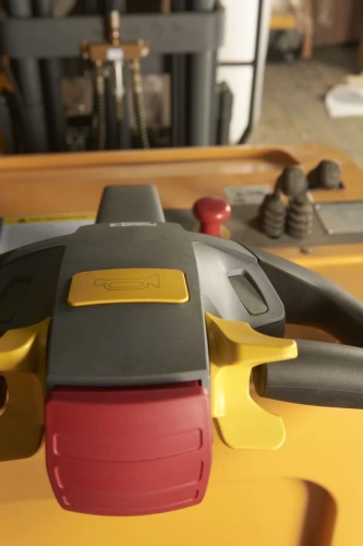 Штабелер самоходный 1,5 т 4,5 м XILIN CPD15R с наклоном мачты и противовесом 24/320 В/Ач по ценам производителя в Челябинске с доставкой по всей России