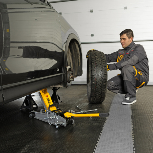 Домкрат гидравлический подкатной с фиксатором, 2,5 т,  85-385 мм, в пласт. кейсе Denzel по ценам производителя в Челябинске с доставкой по всей России