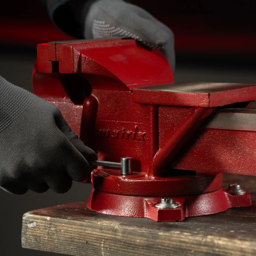 Тиски слесарные, 150 мм, поворотные, с наковальней Matrix по ценам производителя в Челябинске с доставкой по всей России