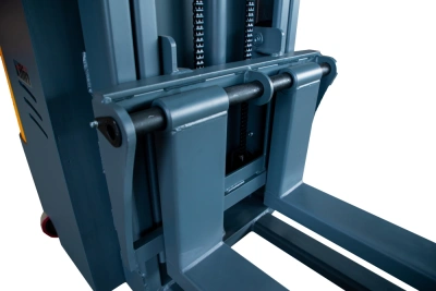 Штабелер самоходный 1,5 т 3,0 м XILIN CDD15K-EN 24/105 В/Ач с раздвижными вилами (с платформой) по ценам производителя в Челябинске с доставкой по всей России