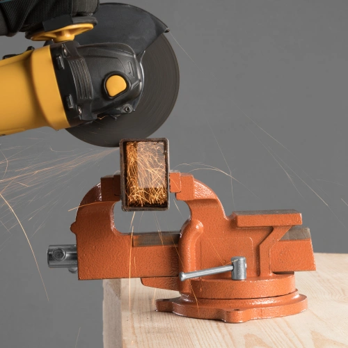 Тиски слесарные, 100 мм, поворотные, с наковальней Sparta по ценам производителя в Челябинске с доставкой по всей России