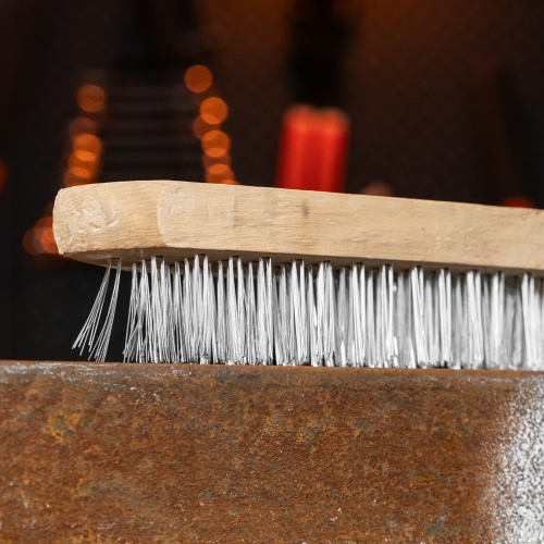 Щетка пятирядная металлическая с деревянной ручкой Sparta по ценам производителя в Челябинске с доставкой по всей России