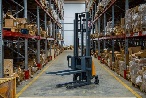 Штабелер гидравлический с электроподъемом 1,5 т 3,0 м XILIN CDD15B-E с раздвижными вилами по ценам производителя в Челябинске с доставкой по всей России