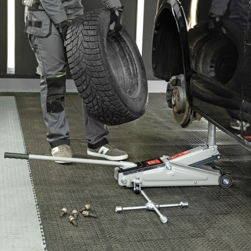 Домкрат гидравлический подкатной, 3 т, высота подъема 150-530 мм Matrix по ценам производителя в Челябинске с доставкой по всей России