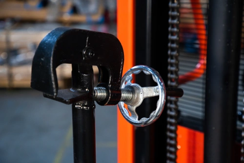 Штабелер-бочкокантователь гидравлический 0,35 т 2,5 м TOR CDT с электроподъемом по ценам производителя в Челябинске с доставкой по всей России