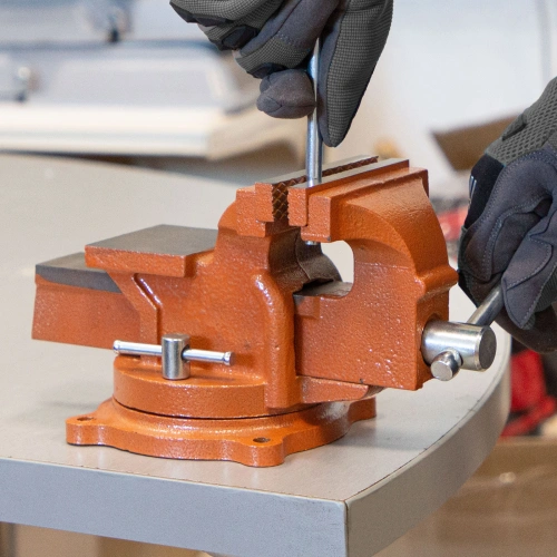 Тиски слесарные, 100 мм, поворотные, с наковальней Sparta по ценам производителя в Челябинске с доставкой по всей России