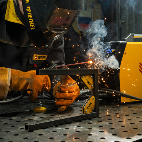 Набор из 2 магнитных сварочных фиксаторов и магнитной клеммы "масса" Denzel по ценам производителя в Челябинске с доставкой по всей России