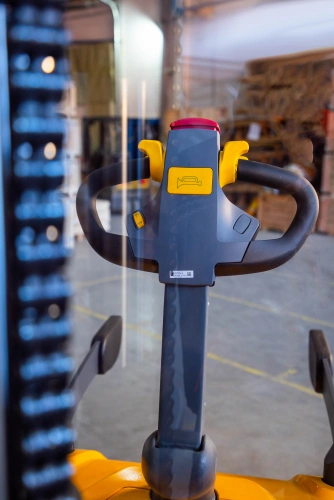 Штабелер самоходный 1,5 т 5,6 м XILIN CDDK15-III 24/200 В/Ач (с платформой) по ценам производителя в Челябинске с доставкой по всей России