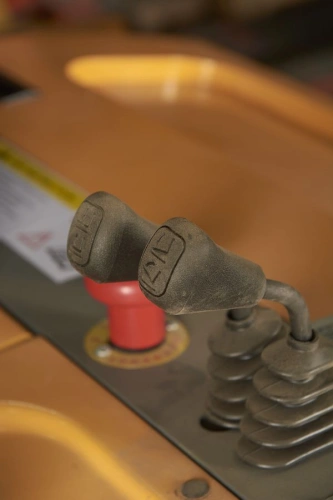 Штабелер самоходный 1,5 т 4,5 м XILIN CPD15R с наклоном мачты и противовесом 24/320 В/Ач по ценам производителя в Челябинске с доставкой по всей России