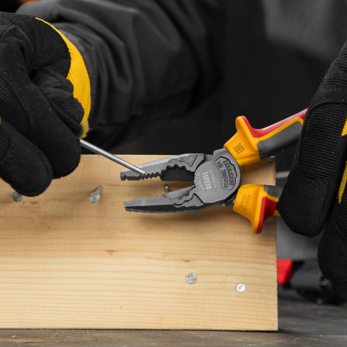 Плоскогубцы комбинированные, диэлектрические трехкомпонентные рукоятки до 1000 В, 180 мм Denzel по ценам производителя в Челябинске с доставкой по всей России