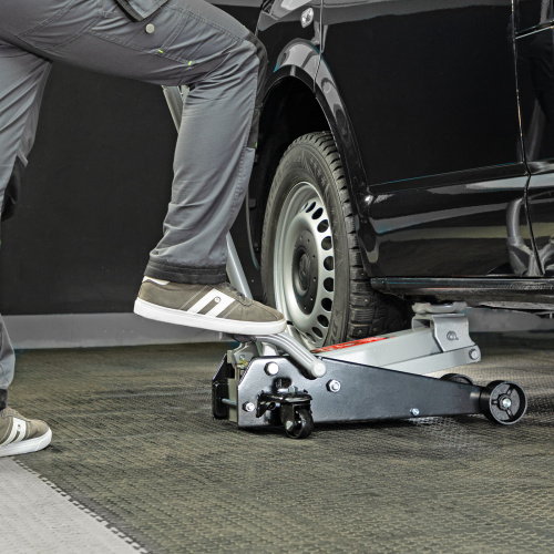 Домкрат гидравлический подкатной, 3.5 т, высота подъема 145-490 мм, с педалью Matrix по ценам производителя в Челябинске с доставкой по всей России