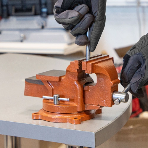 Тиски слесарные, 100 мм, поворотные, с наковальней Sparta по ценам производителя в Челябинске с доставкой по всей России