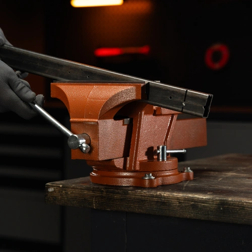 Тиски слесарные, 200 мм, поворотные, с наковальней Sparta по ценам производителя в Челябинске с доставкой по всей России