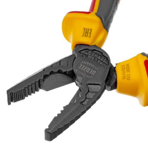 Плоскогубцы комбинированные, диэлектрические трехкомпонентные рукоятки до 1000 В, 180 мм Denzel по ценам производителя в Челябинске с доставкой по всей России