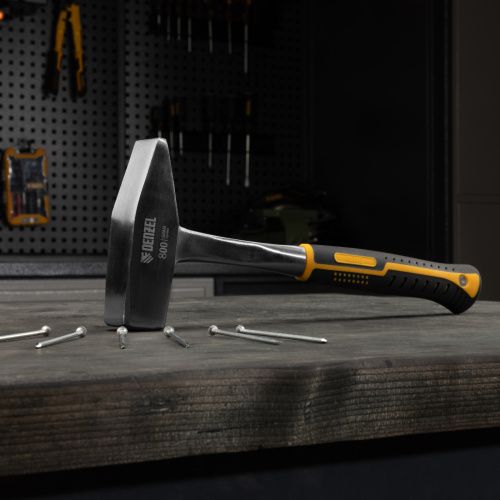 Молоток слесарный 800 г, цельнометаллический, двухкомпонентная рукоятка Denzel по ценам производителя в Челябинске с доставкой по всей России