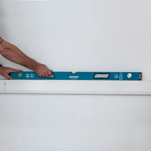 Уровень алюминиевый, 1000 мм, усиленный с ударопрочными заглушками, рукоятки, 3 глазка Gross по ценам производителя в Челябинске с доставкой по всей России