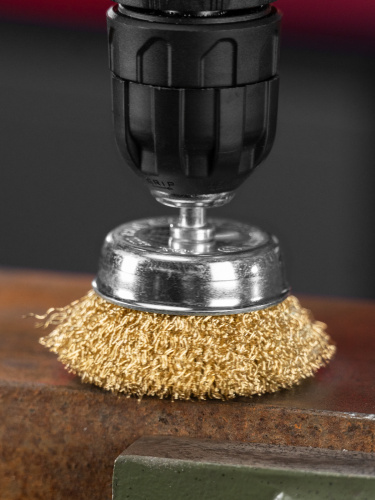 Щетка для дрели, 65 мм, "чашка" со шпилькой, латунированная витая проволока Matrix по ценам производителя в Челябинске с доставкой по всей России