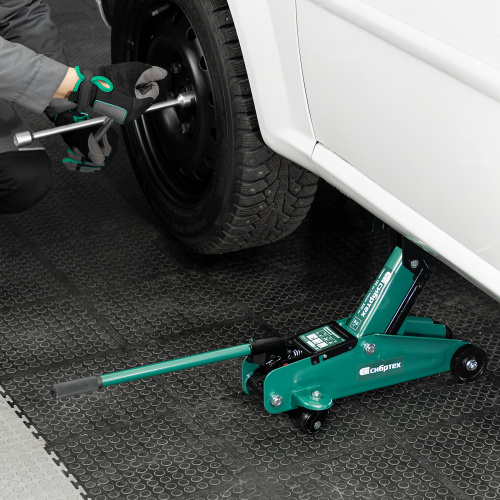 Домкрат гидравлический подкатной, 2 т, 135-320 мм, в пласт. кейсе Сибртех по ценам производителя в Челябинске с доставкой по всей России