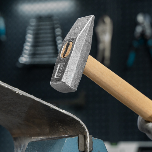 Молоток слесарный, 800 г, квадратный боек, деревянная рукоятка по ценам производителя в Челябинске с доставкой по всей России