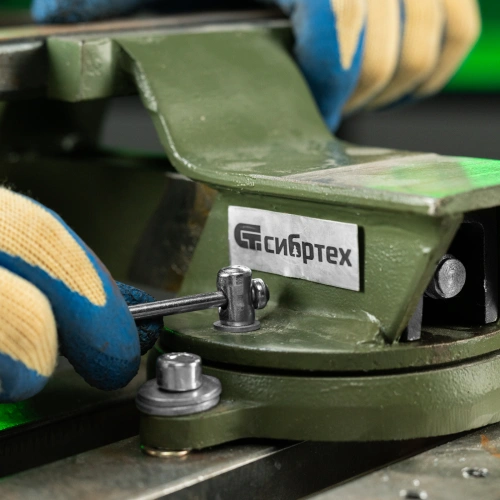 Тиски слесарные, 100 мм, стальные, поворотные Сибртех по ценам производителя в Челябинске с доставкой по всей России